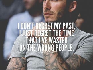 英语名言：我不后悔我的过去，我只是后悔那些我浪费在错的人身上的时间。