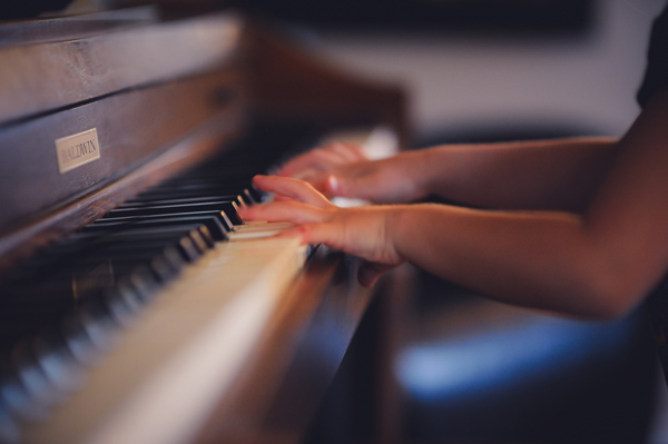 双语阅读 | 科学研究发现孩子学乐器能大大提升语言能力 Scientists just discovered an amazing benefit to giving kids music lessons
