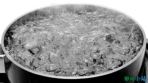 英语口语 | 用in hot water表达“遇到麻烦，处于水深火热之中”