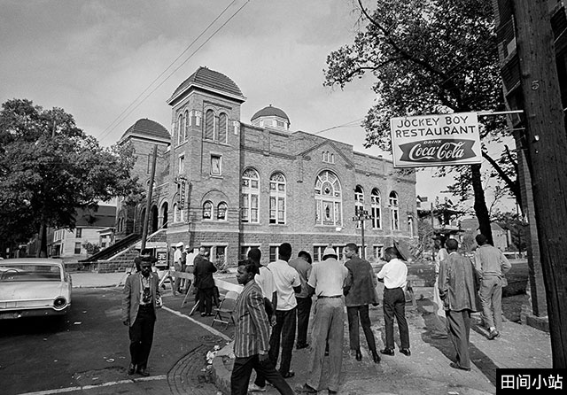 1963年，州警察守在亚拉巴马州伯明翰16街浸礼会教堂（16th Street Baptist Church ）路口的路障旁。这座教堂遭到种族仇视炸弹袭击，四名黑人女孩遇难。