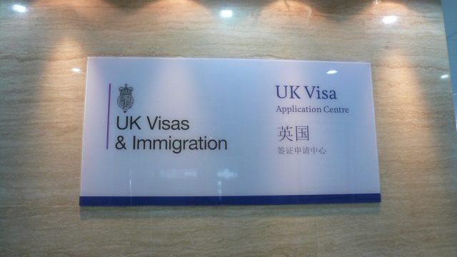 英语热词 | 英国暂停发放黄金签证 "gold-plated" visa