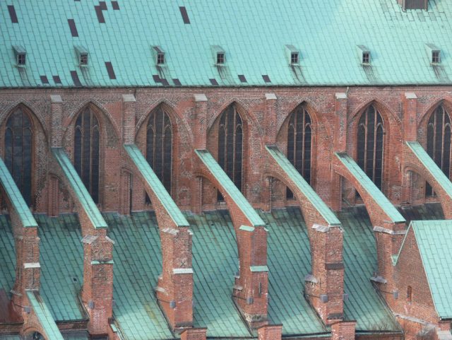 飞扶壁（flying buttresses）